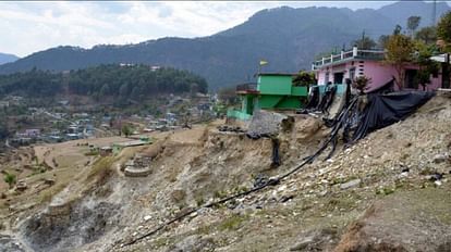 Chamoli News: Huge cracks in house after Landslide in Haldapani 70 buildings in danger