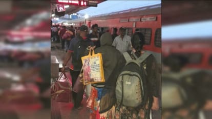 कोच खोजने में हुए परेशान यात्री।