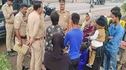 Unnao: हाईवे किनारे झोपड़ी में घुसा तेज रफ्तार डंपर, दो बच्चों की मौत, दो घायल मौके पर जानकारी करती पुलिस