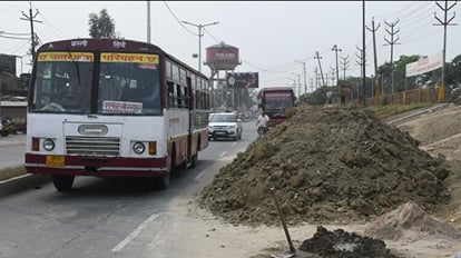 नौसड़ से कालेसर रोड पर नौसढ पेट्रोल पंप के सामने सड़क किनारे गिराई गई मिट्टी।
