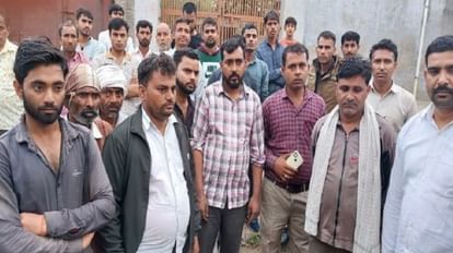 Hathras News: नोएडा में टैक्सी चलाता था सिकंदराराऊ का युवक, मकान में लगी आग, पिता-पुत्र की जलकर मौत, पत्नी जली सिकंदराराऊ के गांव कमालपुर में आग से झुलस कर मृत पिता पुत्र के शव आते ही मौके पर जुटी दुखी ग्रामीणों