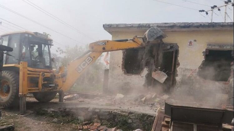 शक्ति नहर किनारे अवैध निर्माण पर दूसरे दिन भी गरजा बुलडोजर