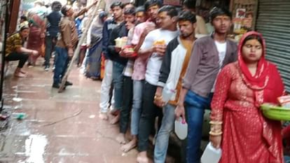 Varanasi: काशी विश्वनाथ मंदिर गली के एक दुकान में करंट उतरने से अफरातफरी, कोई हताहत नहीं बाबा विश्वनाथ के दर्शन के लिए कतार में खड़े लोग