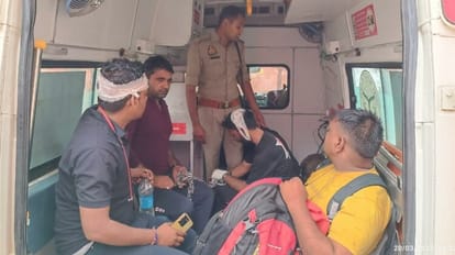 Azamgarh: पूर्वांचल एक्सप्रेस-वे पर पलटी दिल्ली जा रही कार, बंदी समेत छह पुलिसकर्मी घायल एंबुलेंस से घायलों को अस्पताल से ले जाया गया