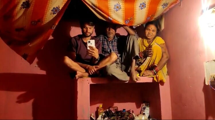 कोबरा के डर से अलमारी पर चढ़कर बैठा परिवार।