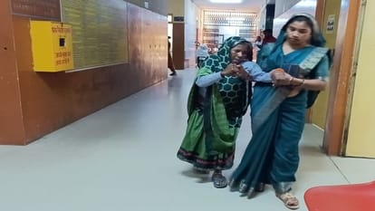 Condition of health services stretchers lying in junk patients being carried in the lap