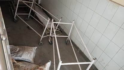 Condition of health services stretchers lying in junk patients being carried in the lap