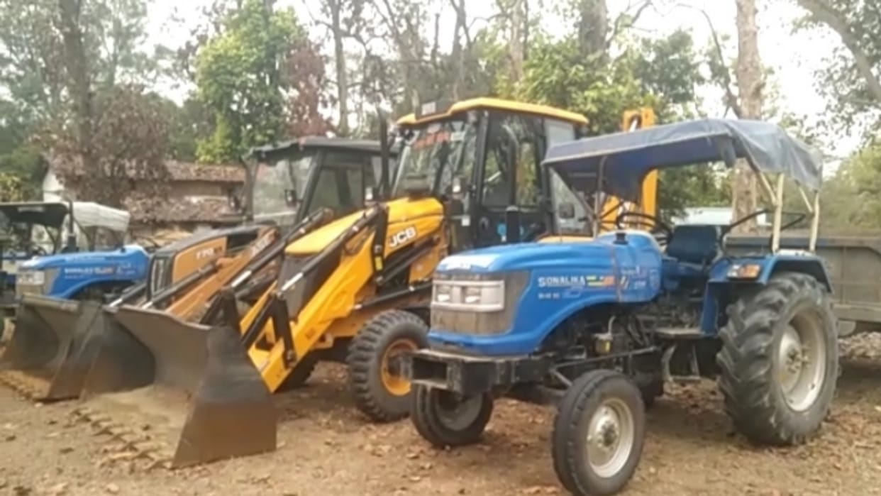 Chhattisgarh Forest Department Seized Five Vehicles Engaged In Illegal Soil Digging In Korba
