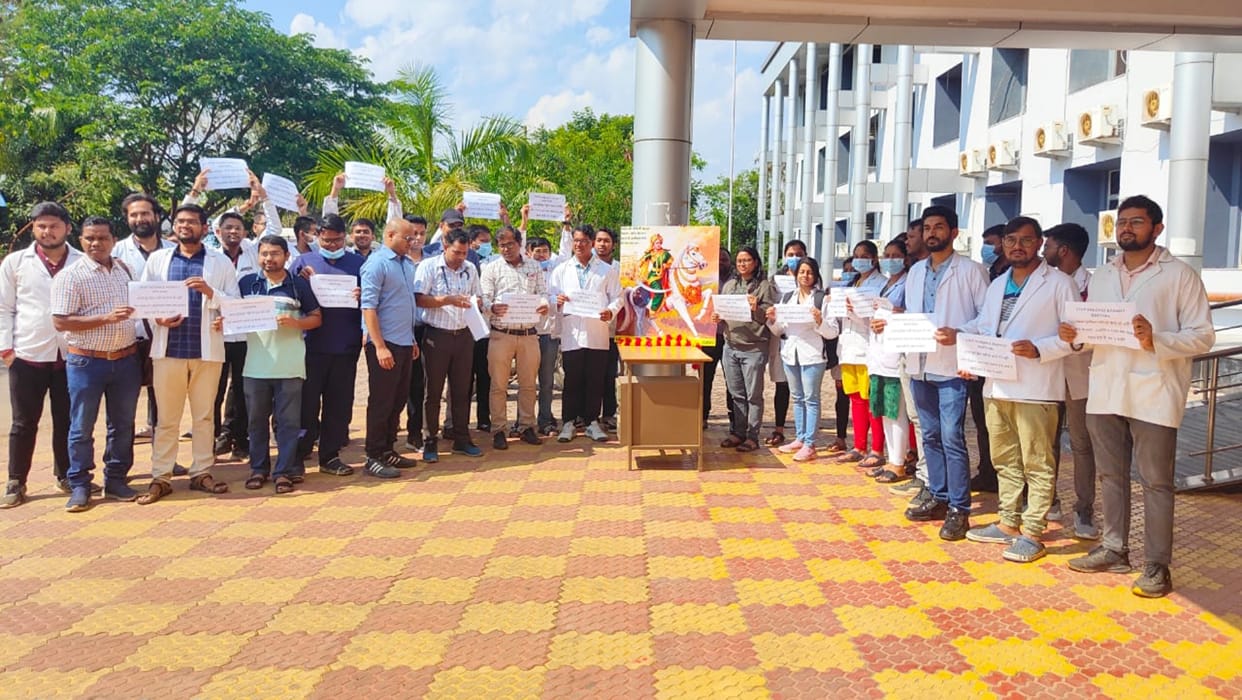 Jagdalpur Medical College Doctors Protest Against Beating Of Intern in Rajnandgaon Medical College