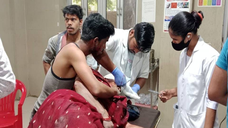 bullies hit woman head with shovel for protesting against cutting of ridge In Mainpuri condition is critical