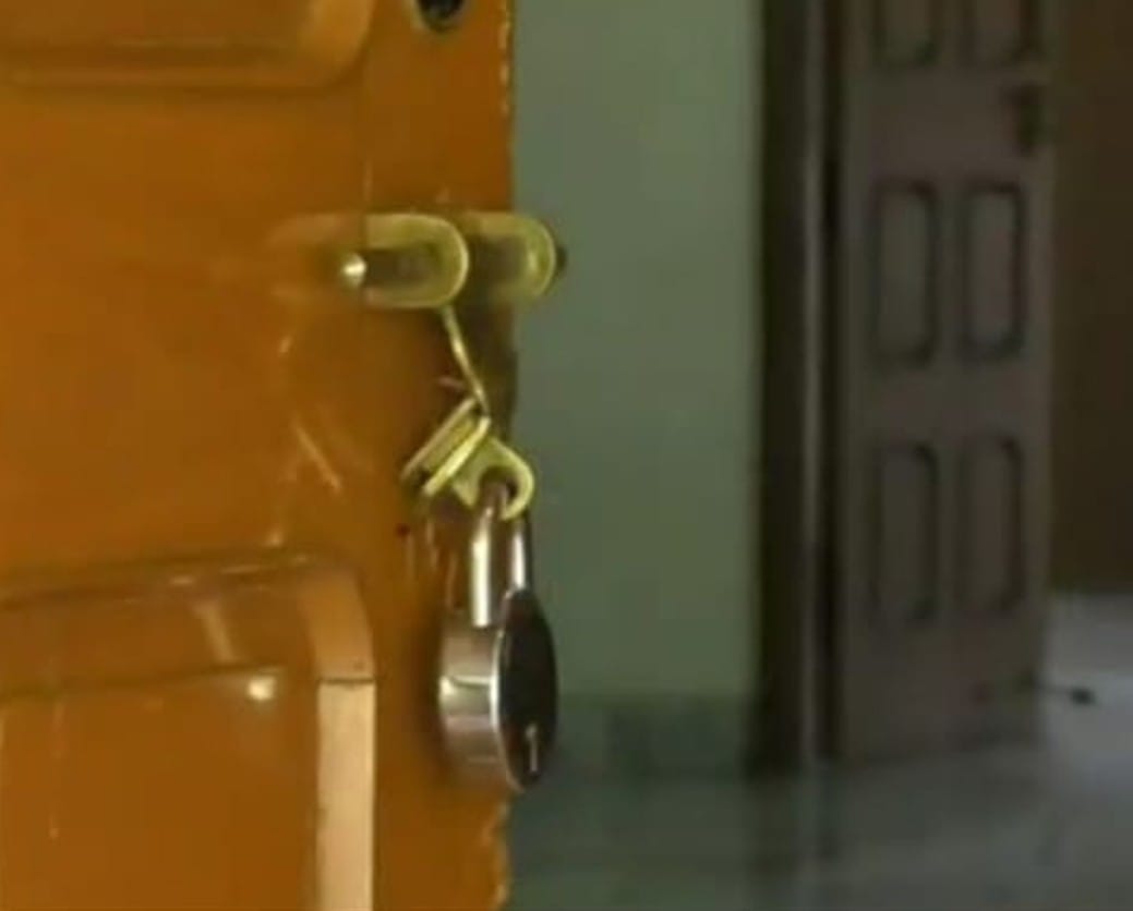 Looted goods after entering industrialist's house, tied hands and feet of watchman