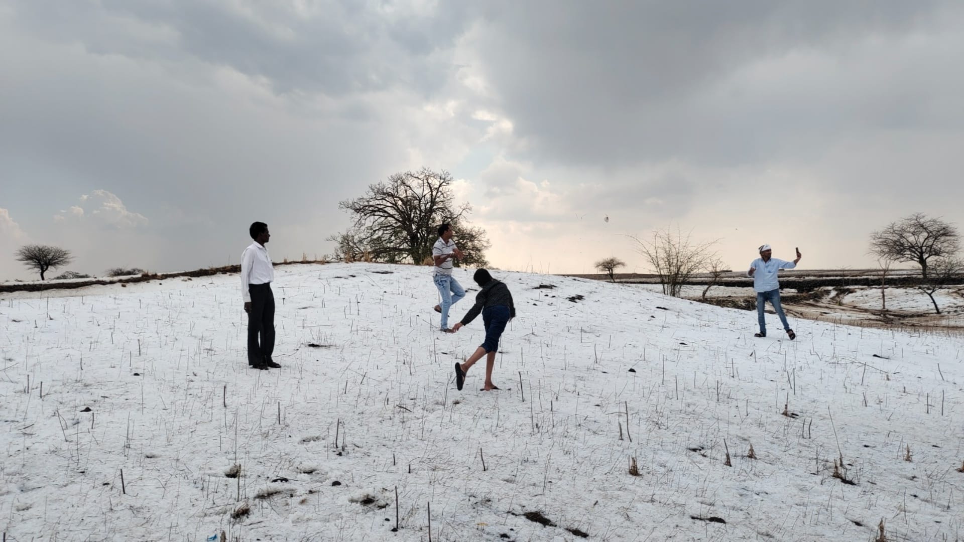 Khargone Weather News Snowfall in Khargone of Madhya Pradesh view photos