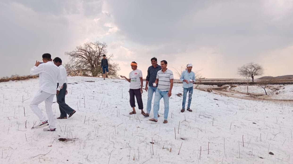 Khargone Weather News Snowfall in Khargone of Madhya Pradesh view photos