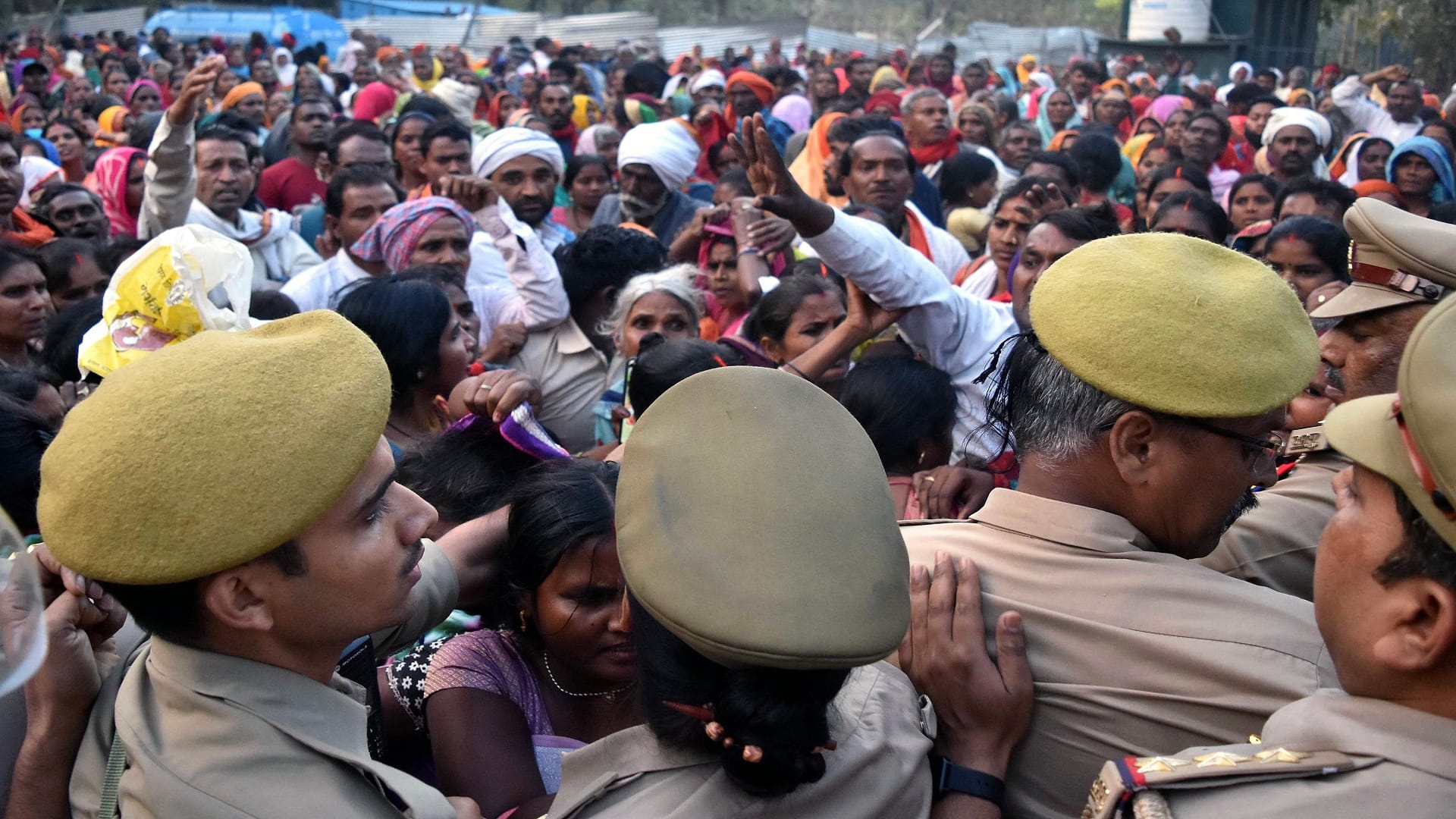 Caste-wise census, people on the road for the Farmers Commission, clash with the police