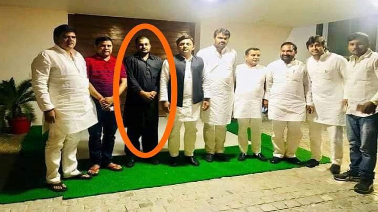 Shooter of Umesh Pal murder case Ghulam photo with former CM Akhilesh goes viral