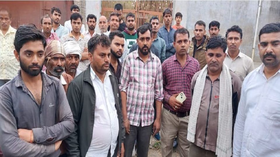 Sikandra Rao young man drive a taxi in Noida father son burnt to death wife burnt