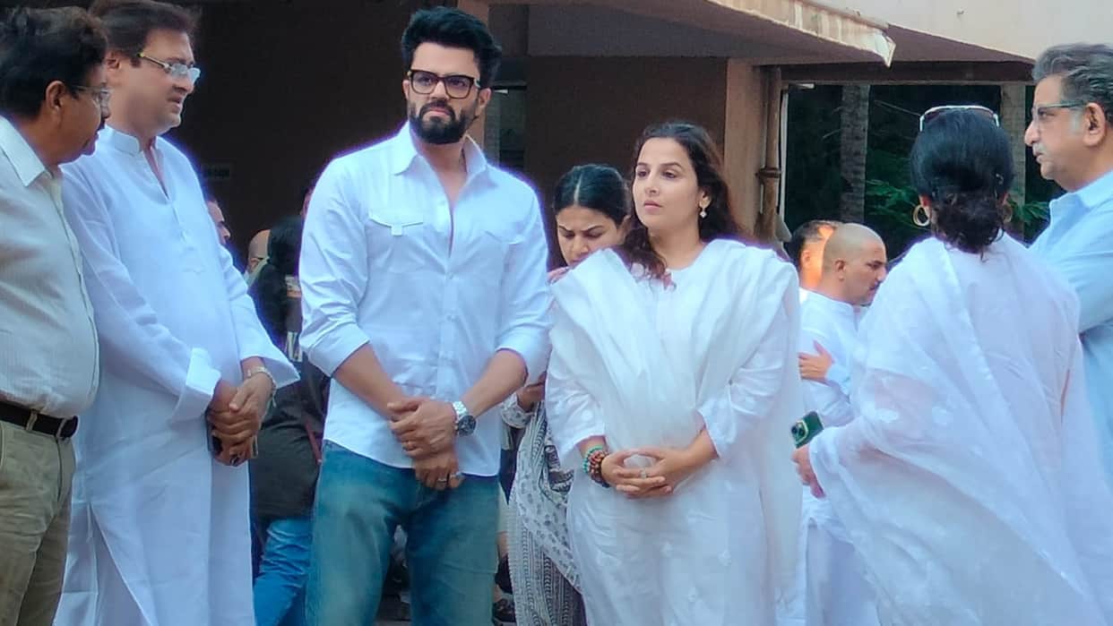 Satish Kaushik Prayer Meet stars joined in the prayer meeting became emotional after seeing daughter Vanshika