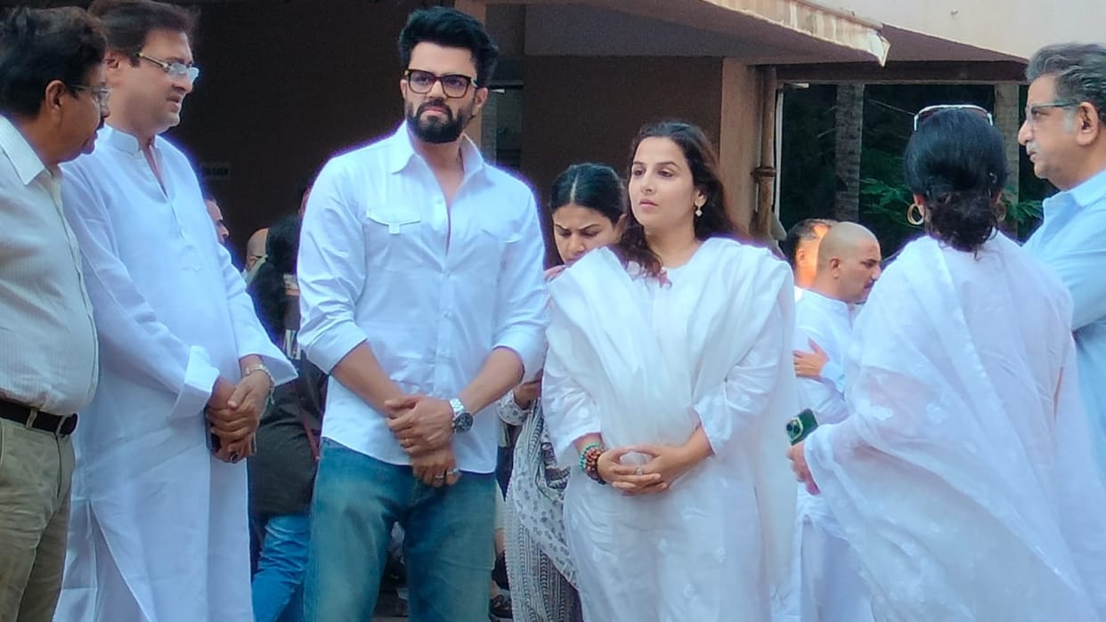 Satish Kaushik Prayer Meet stars joined in the prayer meeting became emotional after seeing daughter Vanshika