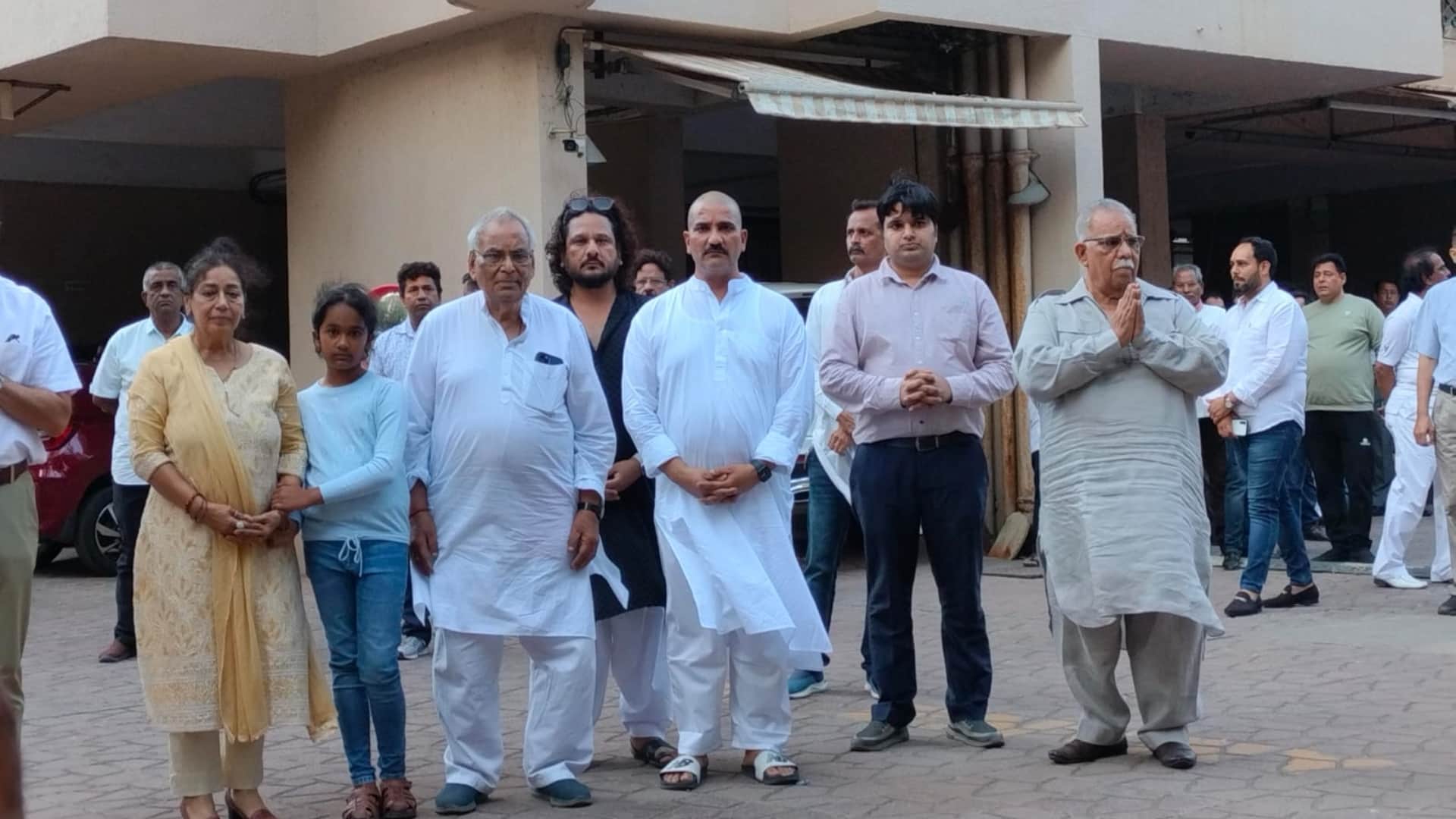 Satish Kaushik Prayer Meet stars joined in the prayer meeting became emotional after seeing daughter Vanshika