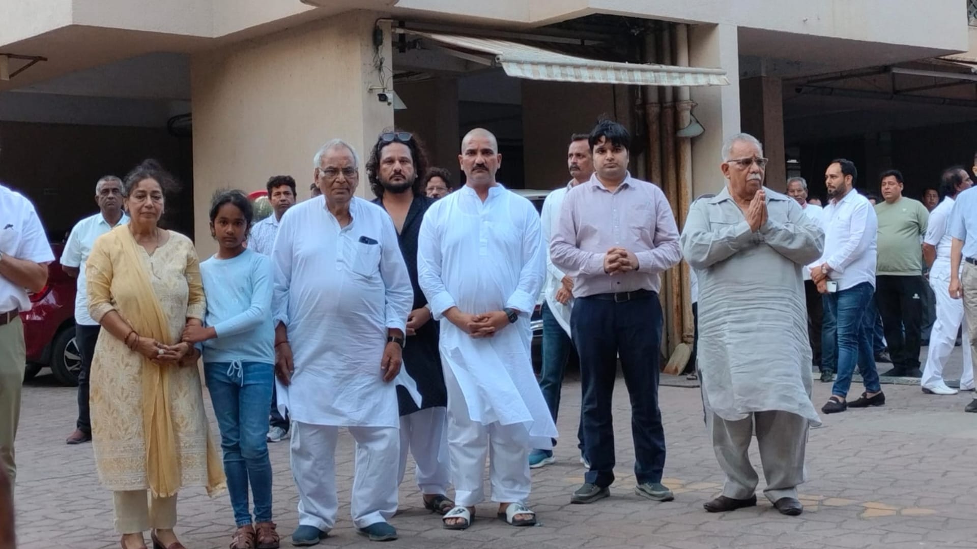 Satish Kaushik Prayer Meet stars joined in the prayer meeting became emotional after seeing daughter Vanshika