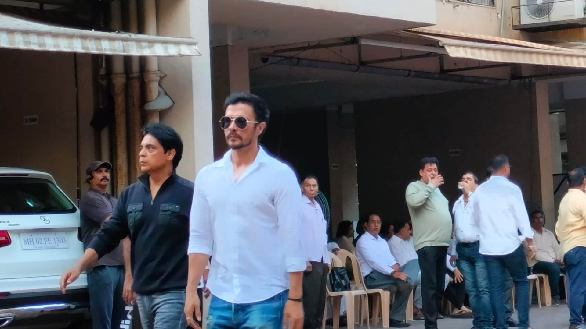 Satish Kaushik Prayer Meet stars joined in the prayer meeting became emotional after seeing daughter Vanshika