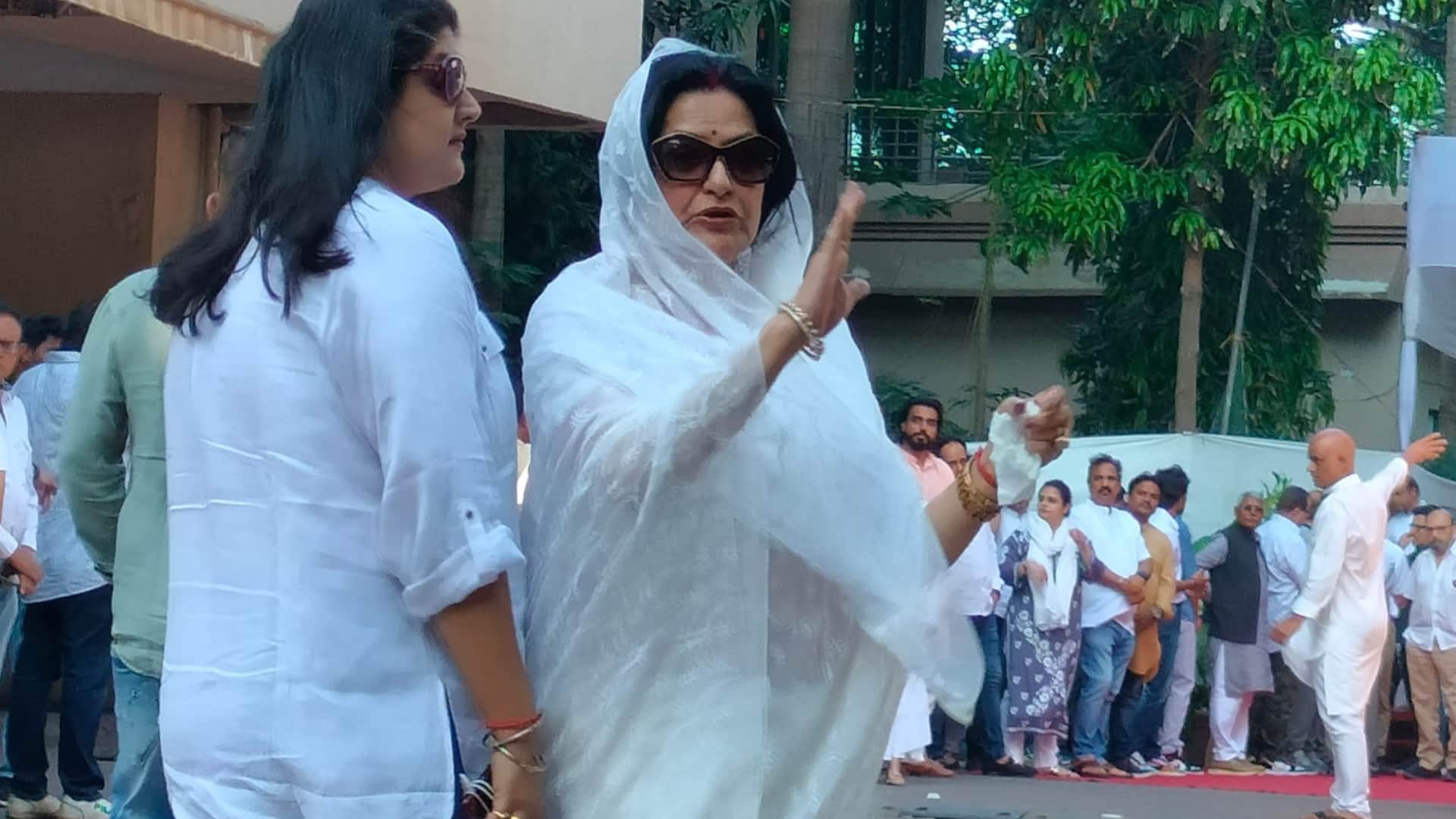 Satish Kaushik Prayer Meet stars joined in the prayer meeting became emotional after seeing daughter Vanshika