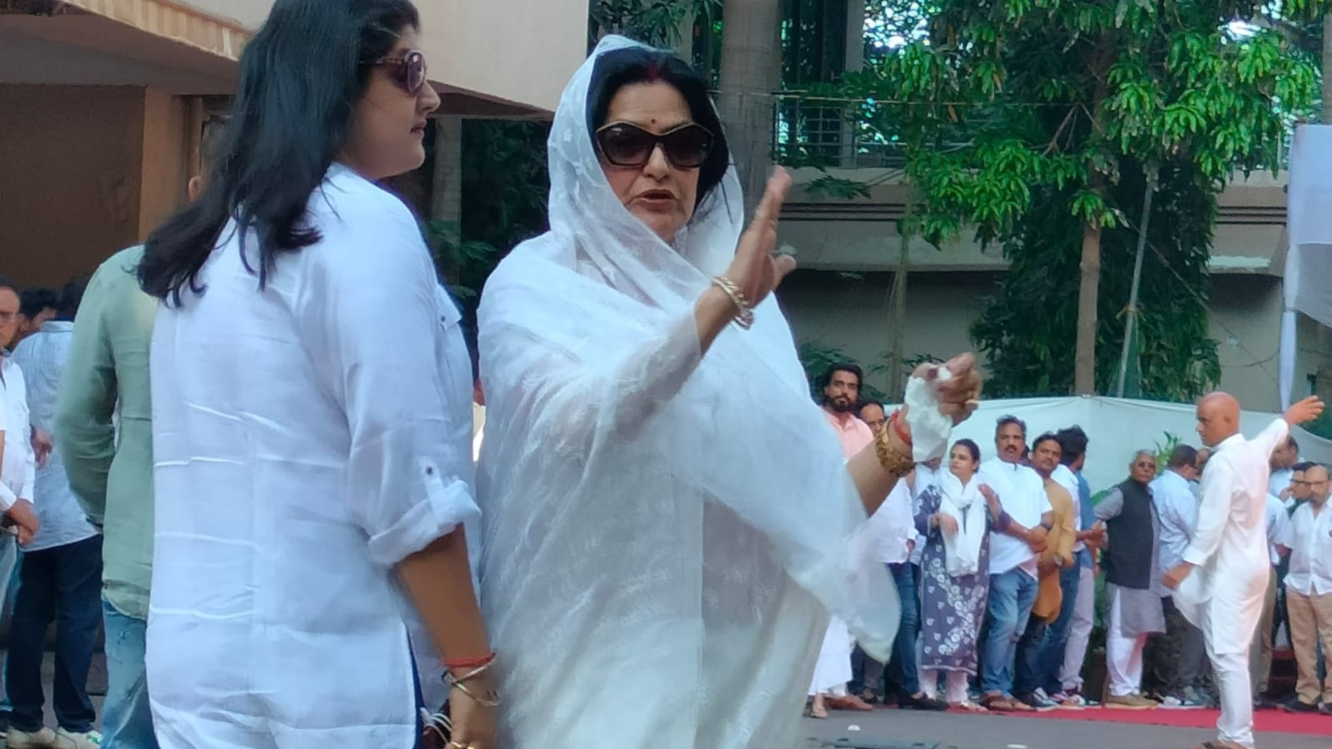 Satish Kaushik Prayer Meet stars joined in the prayer meeting became emotional after seeing daughter Vanshika