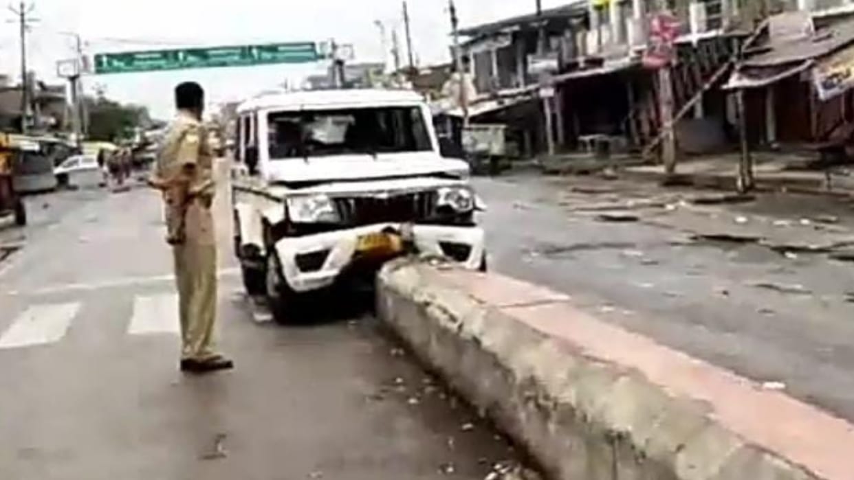 A vehicle carrying BA papers hits devider in Reusa in Sitapur.
