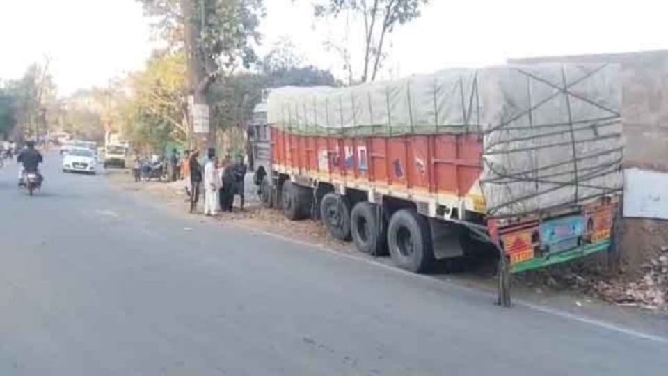 fun of the bike was heavy student died after colliding with the truck in Ambikapur