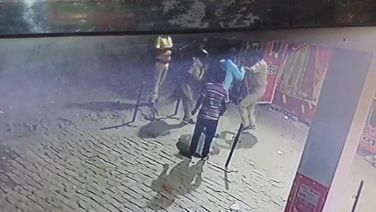 Two watchmen of Bidupur police station found sleeping while on duty in Vaishali, got into fight