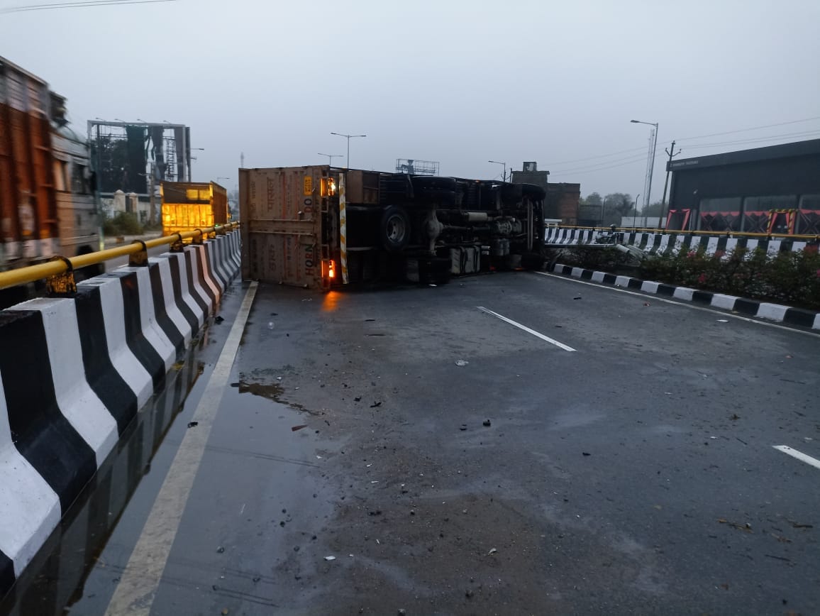 Road Accident in varanasi Bike rider dies due to uncontrolled vehicle collision,