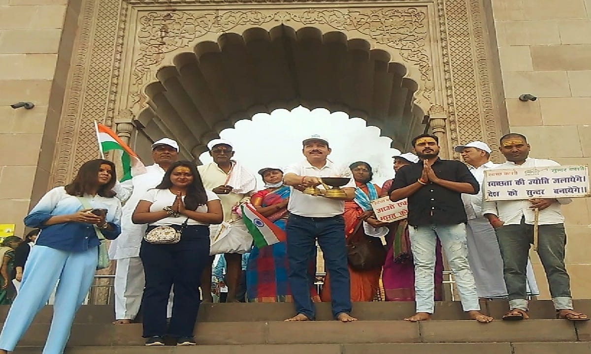 Called for cleanliness of Sadanira from Ganga gate of Kashi Vishwanath Dham