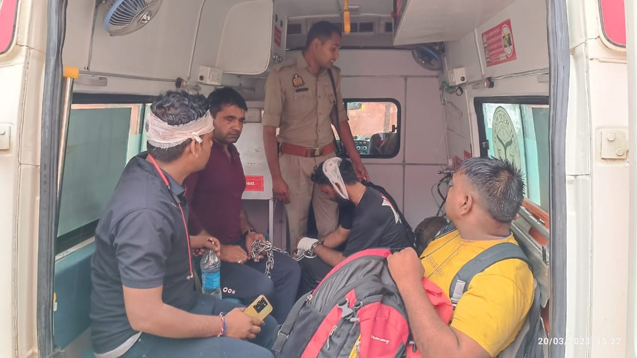 Car going to Delhi overturned on Purvanchal Expressway six policemen including prisoner injured