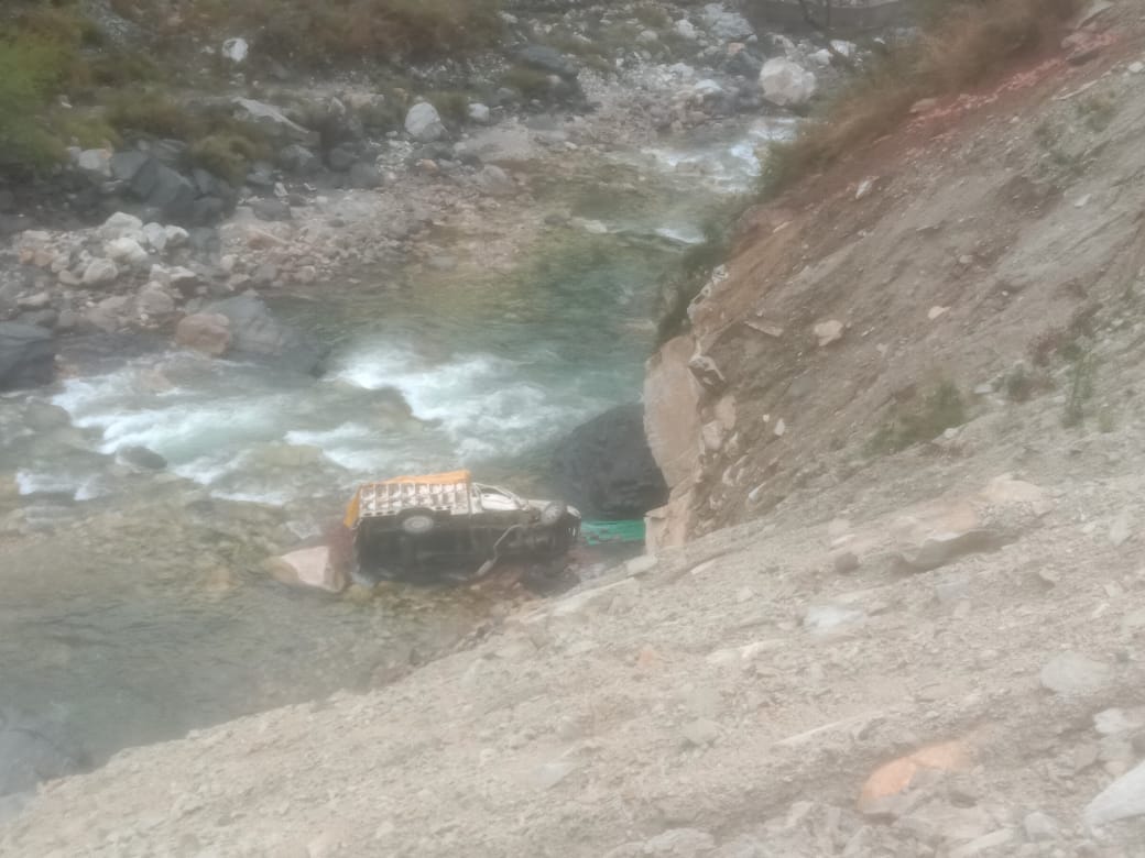 Yamunotri Highway: Vehicle fell into a ditch after crashing near Kharadi