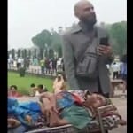 स्ट्रेचर पर लेटी मां, सिरहने खड़ा बेटा