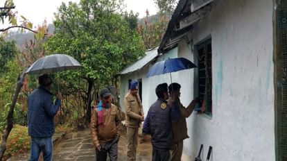 छात्रा की मौत के बाद जांच करती पुलिस