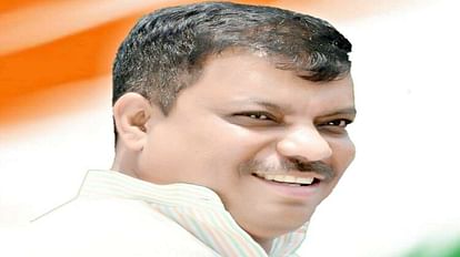 MP News: आदिवासी सीएम पर सियासत गर्म, सिंघार की मांग से भाजपा-कांग्रेस दोनों की बढ़ी मुसीबत MP News: Politics heats up on tribal CM, Singhar's demand increases trouble for both BJP and Congress