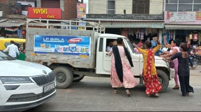 बेबस दिखी पुलिस: गोरखपुर में किन्नरों ने किया अर्धनग्न होकर हंगामा, हाईवे किया जाम हाइवे रोड जाम कर प्रदर्शन करती किन्नर।