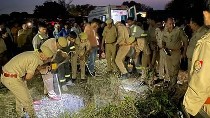 उन्नाव सड़क हादसा: तेज रफ्तार बाइक कुएं में गिरी, दो श्रमिकों की मौत और एक घायल, मजदूरी करके लौट रहे थे तीनों घटनास्थल पर मौजूद पुलिस