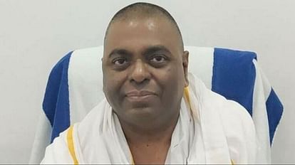 Kanpur: चमत्कार दिखाने में विफल होने पर करौली सरकार ने तोड़ी डॉक्टर की नाक, पीड़ित बोला- मुझे बंद करके पिटवाया करौली सरकार बाबा उर्फ संतोष सिंह भदौरिया