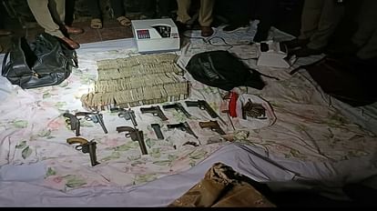 Prayagraj News: Weapons and cash recovered from Atiq Ahmed's office.