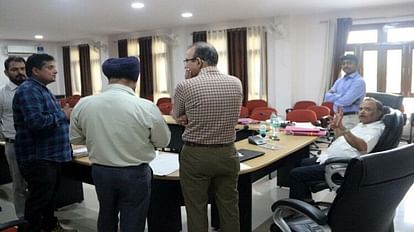 सर्किट हाउस सभागार में राष्ट्रीय मानवाधिकार आयोग के अधिकारी लोगो की समस्याओं को सुनतें