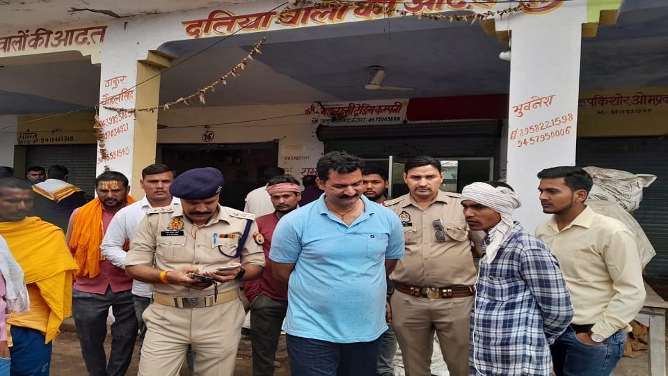 Thieves in Anaj Mandi Nine shops were targeted at midnight theft of lakhs in mathura