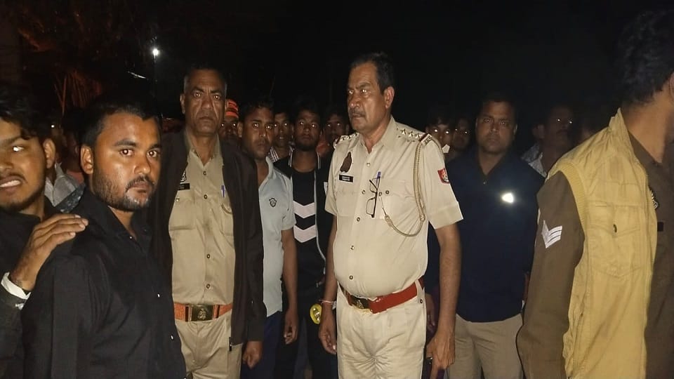 Bus full of passengers going for Ganga bath overturned one and a half dozen injured