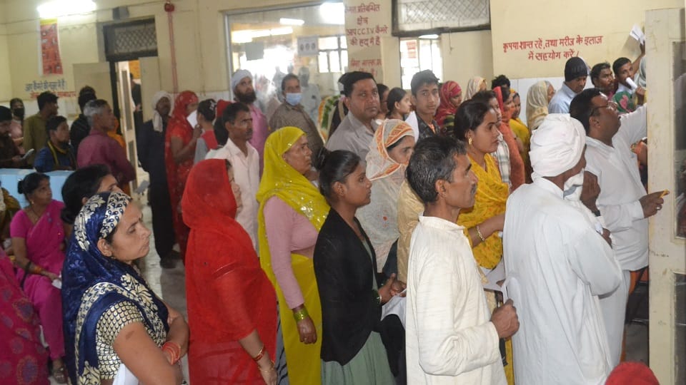 EMO not in Hathras district hospital OPD doctors handling emergency