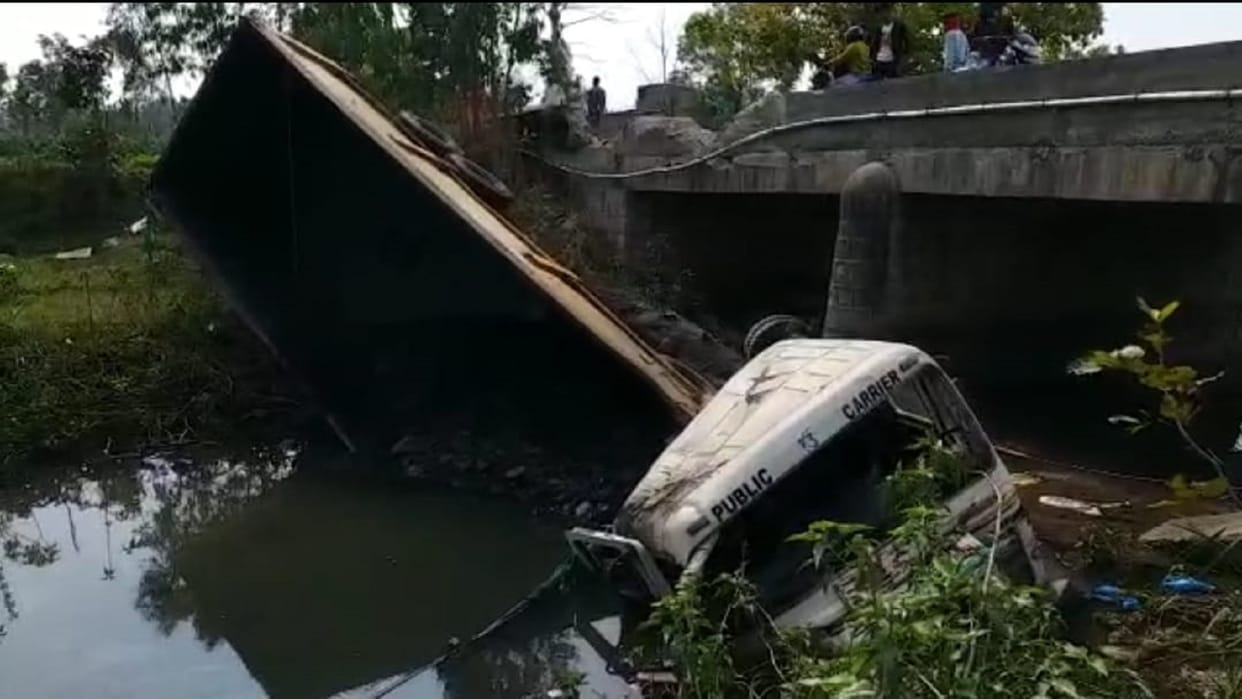 Trailer overturned uncontrollably on Harratola Pulia of Gaurela Pendra Marwahi