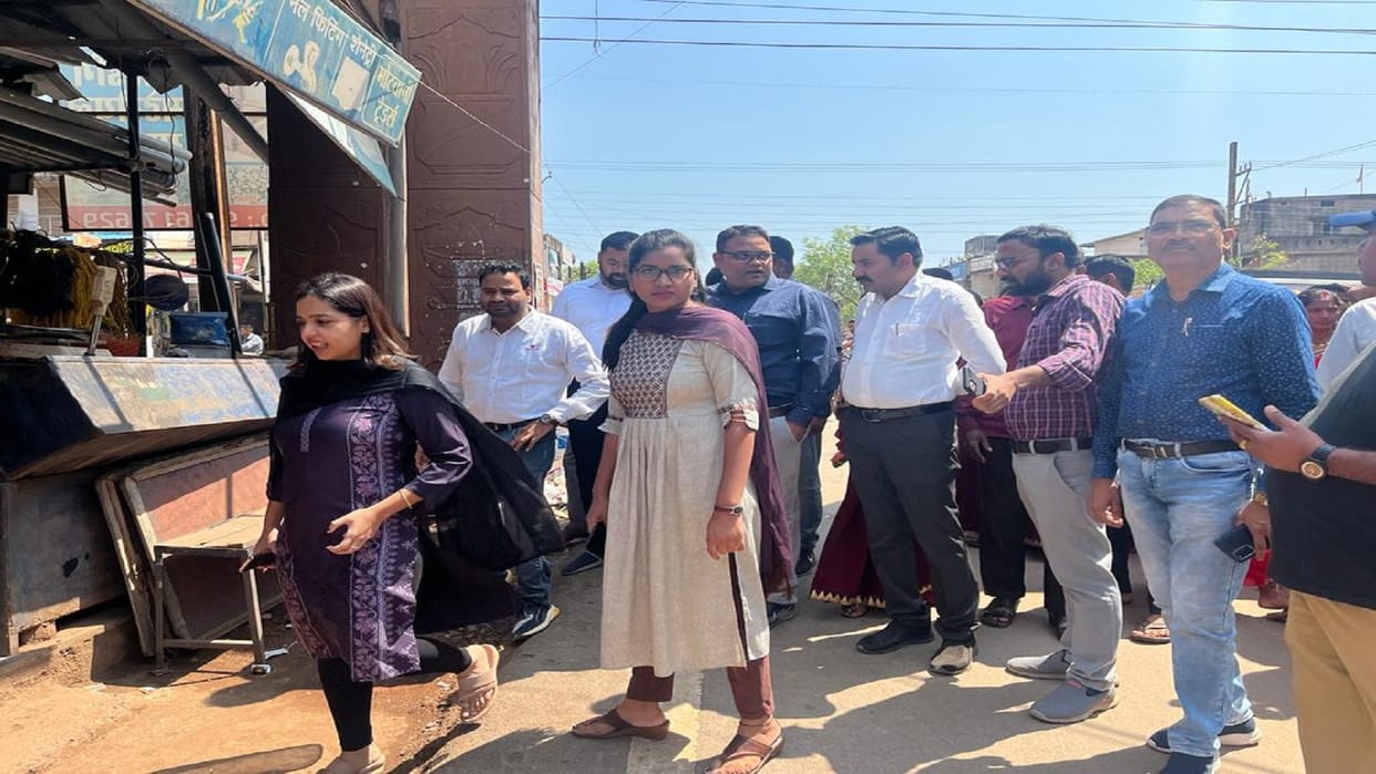 Police and administration together launched encroachment campaign in Sadar Bazar Bemetara