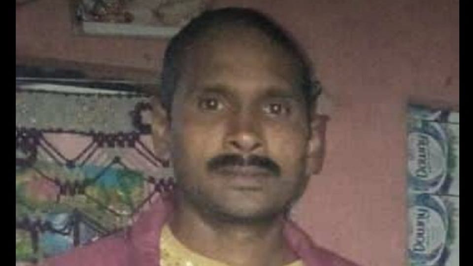 hapur man dead body found hanging on tree