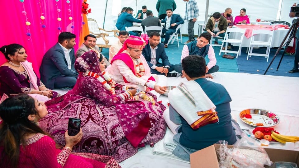 Unique wedding: bride and groom took rounds in US: relatives performed rituals in Haryana, blessings online