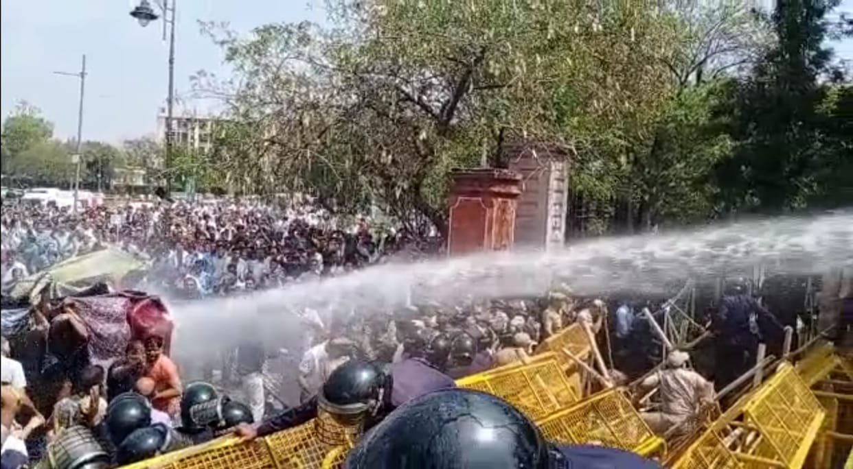 Rajasthan: Doctors oppose RTH bill, police fire water canon on doctors in Jaipur